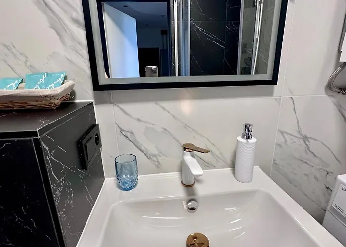 Antracyt Centrum 2-bedroom * צ'סטוצ'ובה